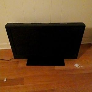 32 inch flat screen tv black and brand is insignia